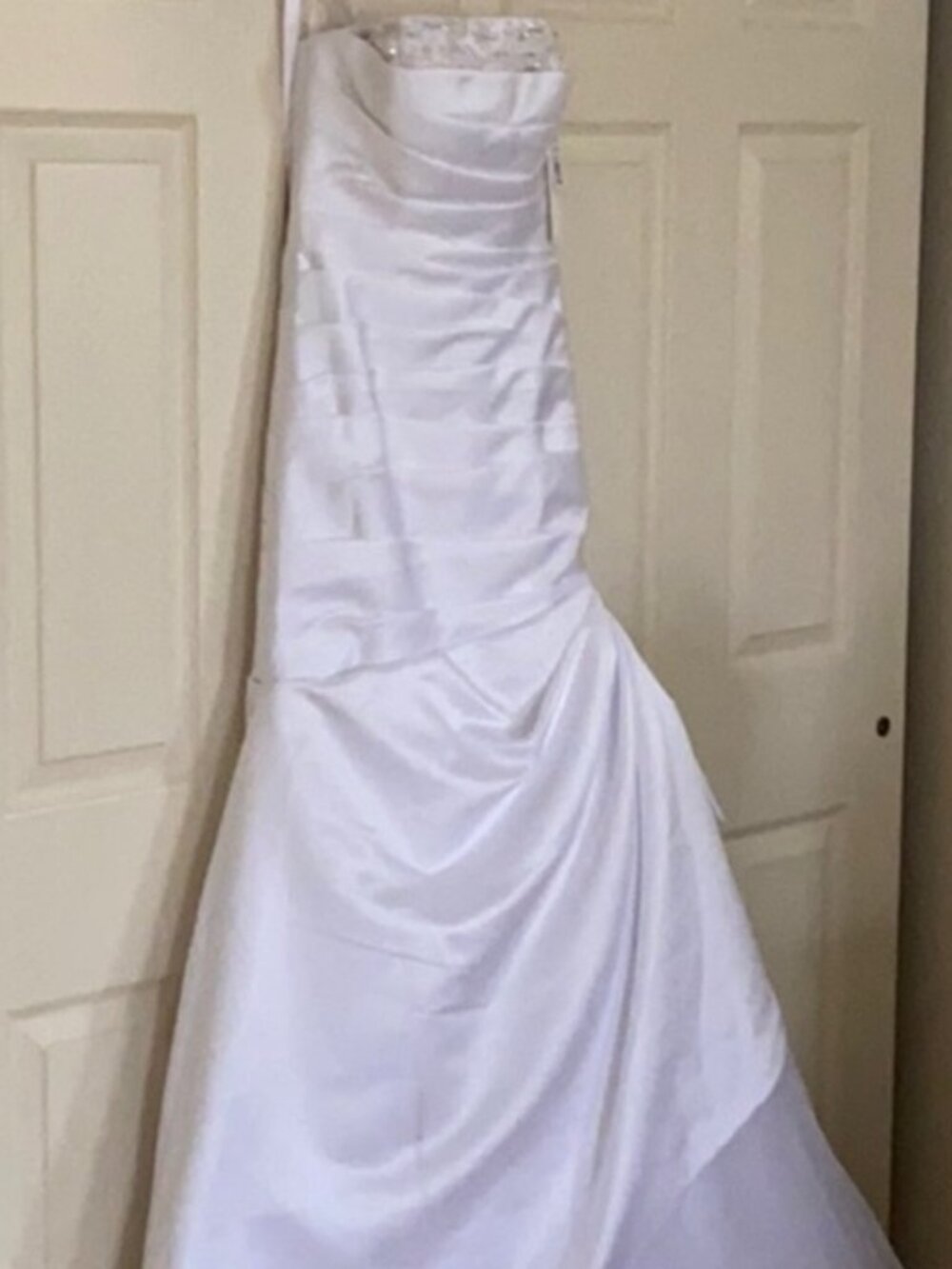 Wedding gown - Picture 2 of 6